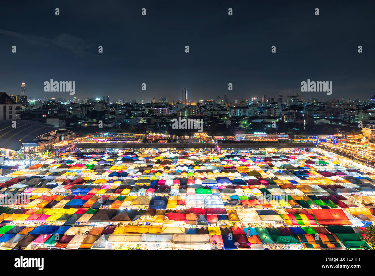 Hohe Aussicht auf Rachanda Zug Night Market in Bangkok, Thailand Stockfoto