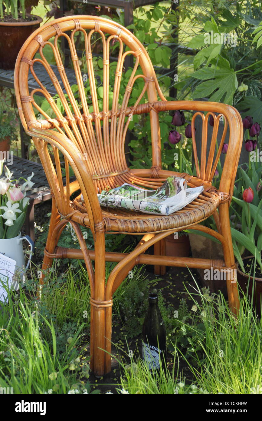Kleine städtische Grünfläche mit gemütlichen Sitzgelegenheiten und Akelei 'Clementine Weiß", Rosa, fatsia banksiae, Gräser, Efeu, exochorda und Malus 'Freya' Stockfoto