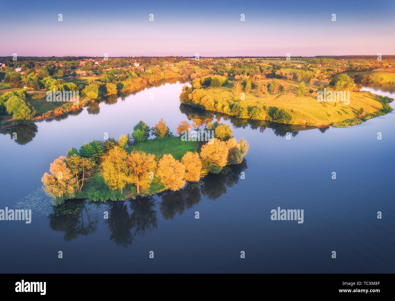 Luftaufnahme der kleinen Insel mit grünen Bäumen im Fluss Stockfoto