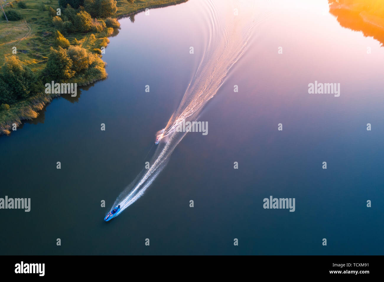 Luftbild des fließenden Wasser Scooter im blauen Wasser bei Sonnenuntergang Stockfoto