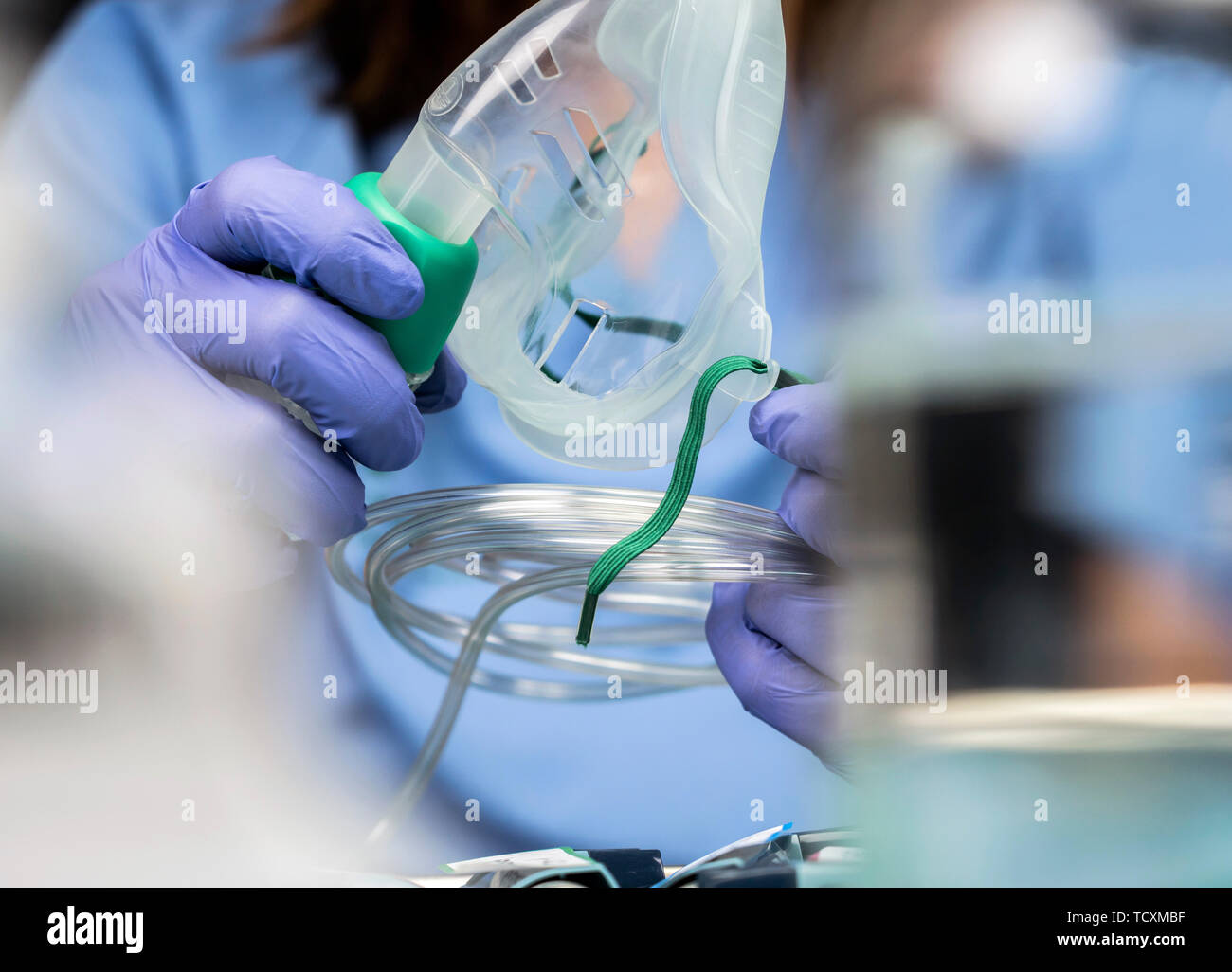 Krankenschwester bereitet Sauerstoffmaske im Krankenhaus, konzeptionelle Bild Stockfoto