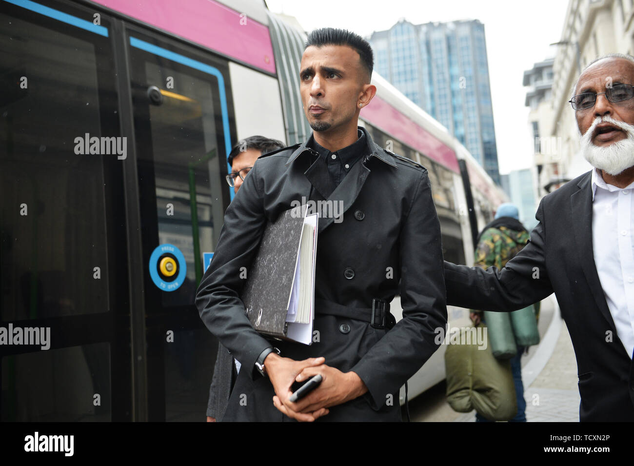 Shakeel Afsar (Links), die außerhalb des Priorat Gerichte in Birmingham, im Rahmen einer Anhörung eine einstweilige Verfügung über das Verbot der LGBT-Lektionen Demonstranten in der unmittelbaren Umgebung von Anderton Park Primary School zu überdenken. Stockfoto