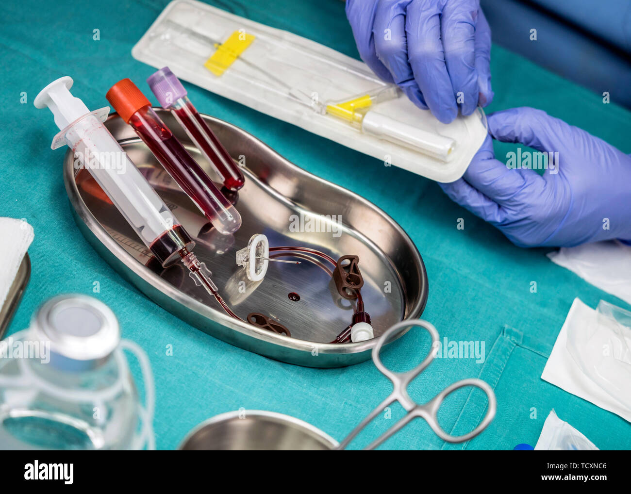 Krankenschwester bereitet Venenkatheter von langer Dauer in einem Krankenhaus, Zugriff auf die Innewohnung Zentralvenösen Linien, konzeptionelle Bild Stockfoto