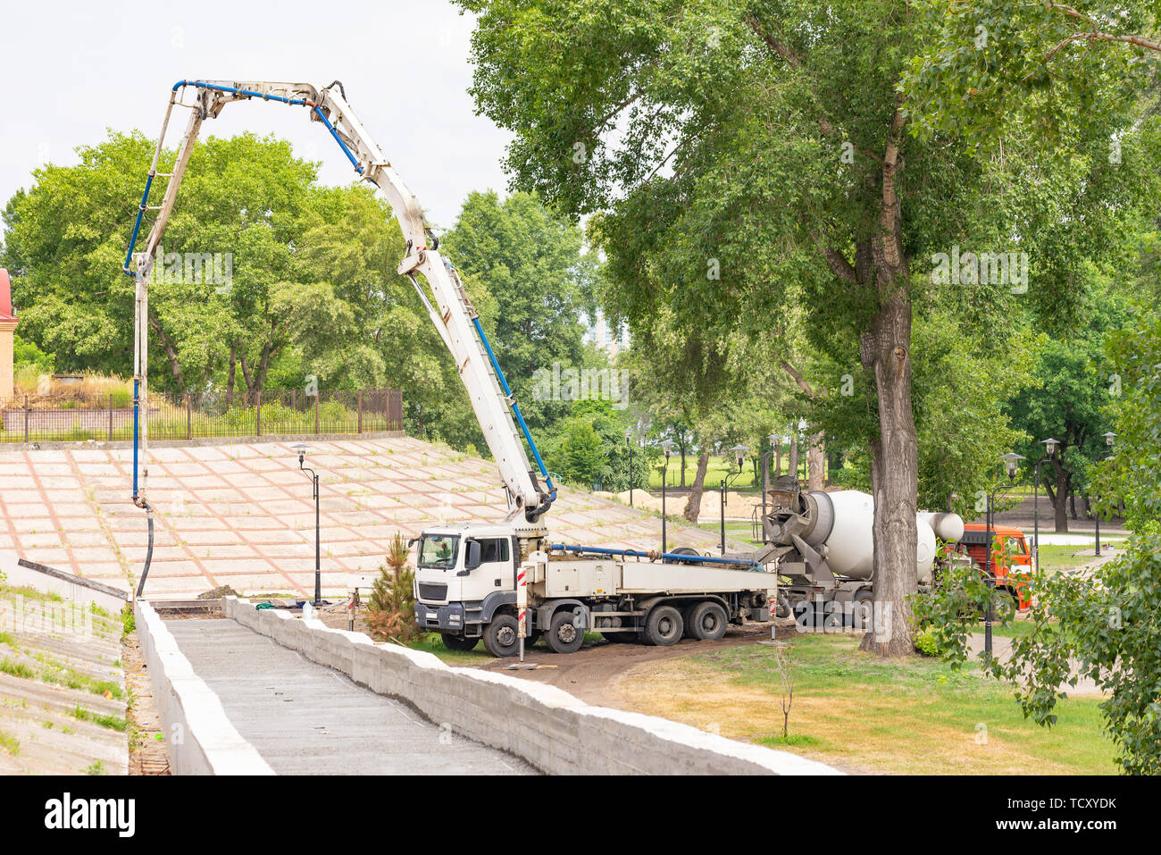 Lkw-montierte Betonpumpe auf einer Baustelle Stockfoto