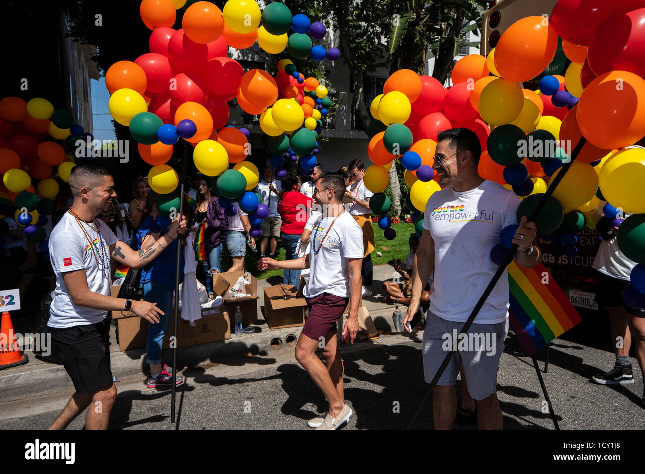 Die Teilnehmer an der LA Pride Parade in West Hollywood, Kalifornien. Die 49. jährliche Gay Pride Parade ein Musik Festival und eine Parade, die grossen Massen. Stockfoto