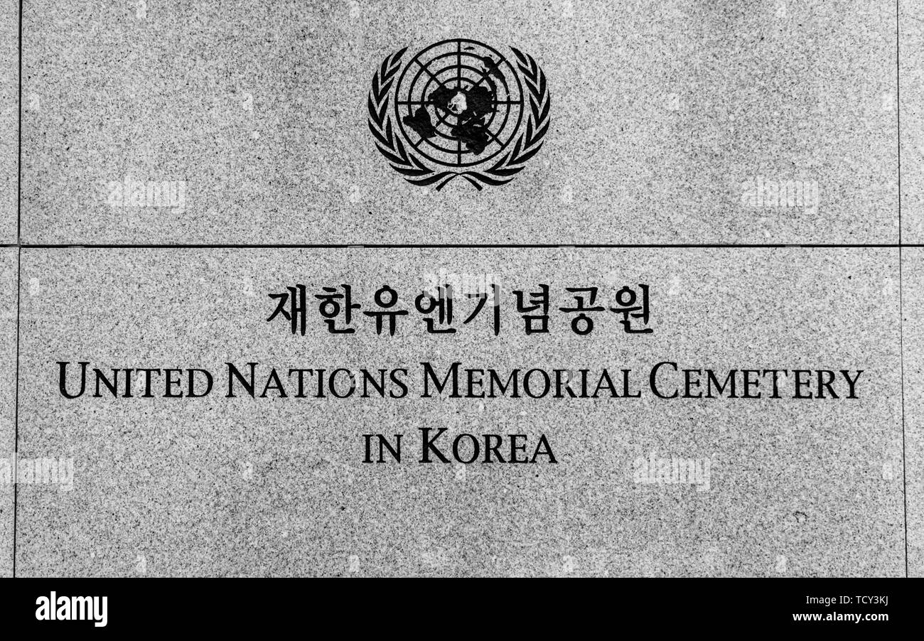 Schriftzug mit Logo am Haupteingang der Vereinten Nationen (UNO) Memorial Cemetery des Koreakrieges in Busan, Südkorea, Asien. Stockfoto