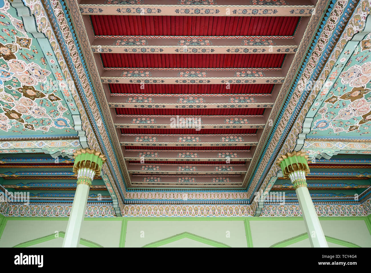 Schöne Dekoration der Holzdecke in einem der Gräber, Fergana-tal, Kokand, Usbekistan, Silk Route Stockfoto