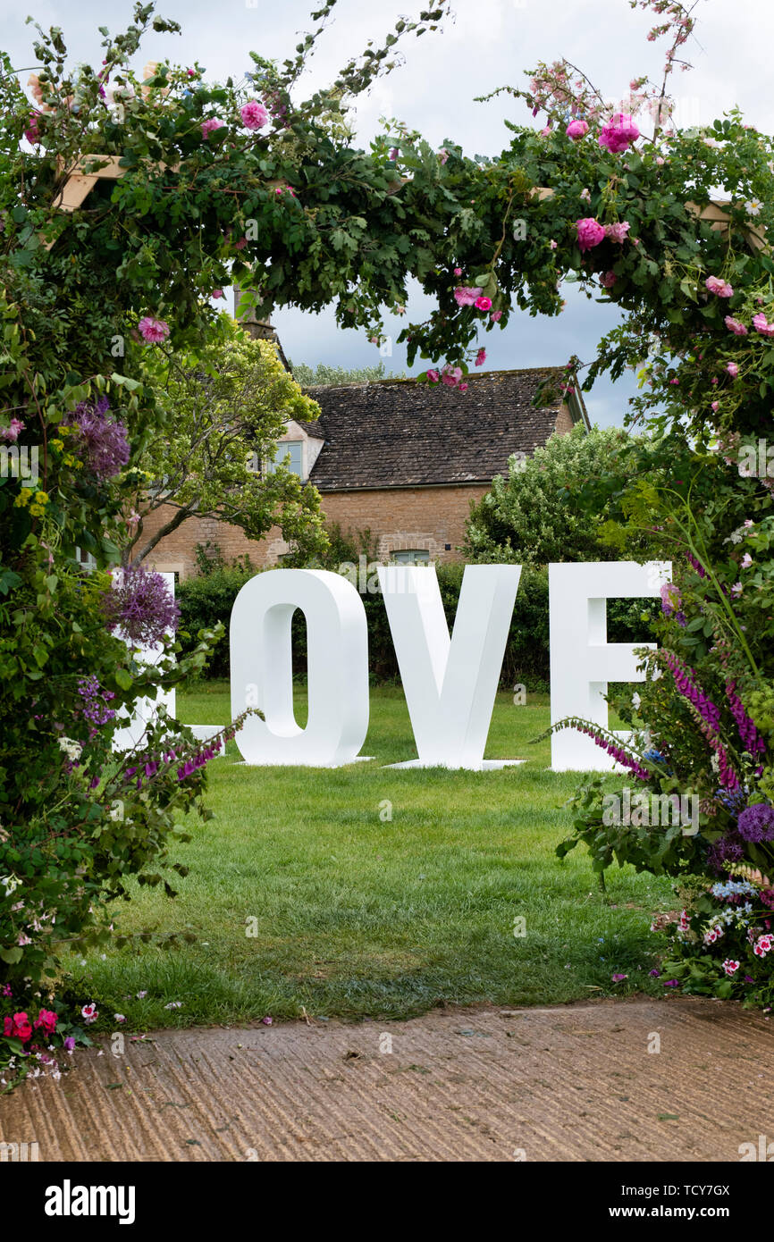 Große weiße Liebesbriefe bei Daylesford Organic Farm Sommer Festival. Daylesford, Cotswolds, Gloucestershire, England Stockfoto