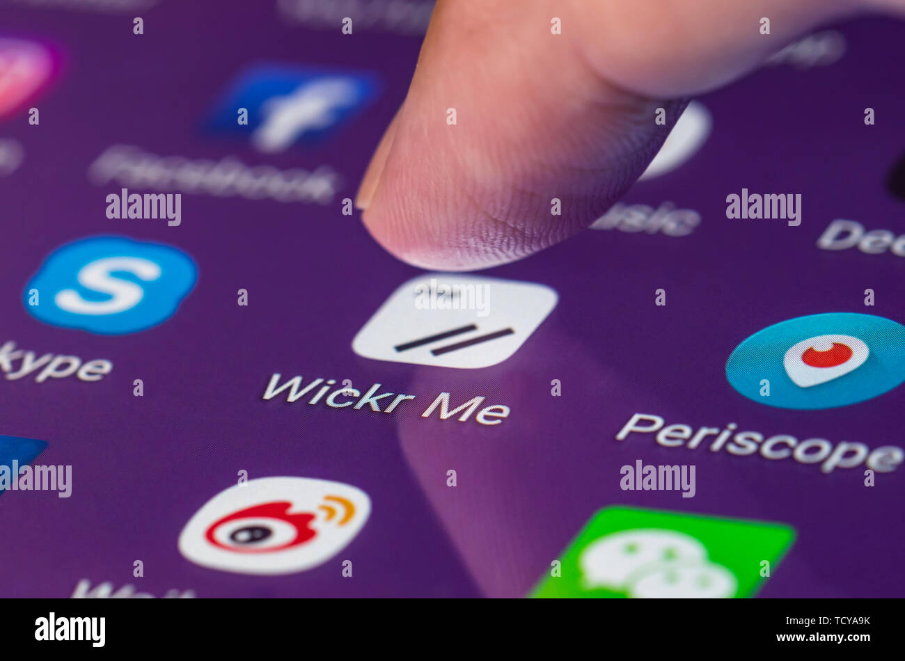 Finger, mit dem Wickr mir Symbol in die App auf einem Touchscreen auf einem Smartphone oder Tablet mobile Gerät zu laden. Stockfoto