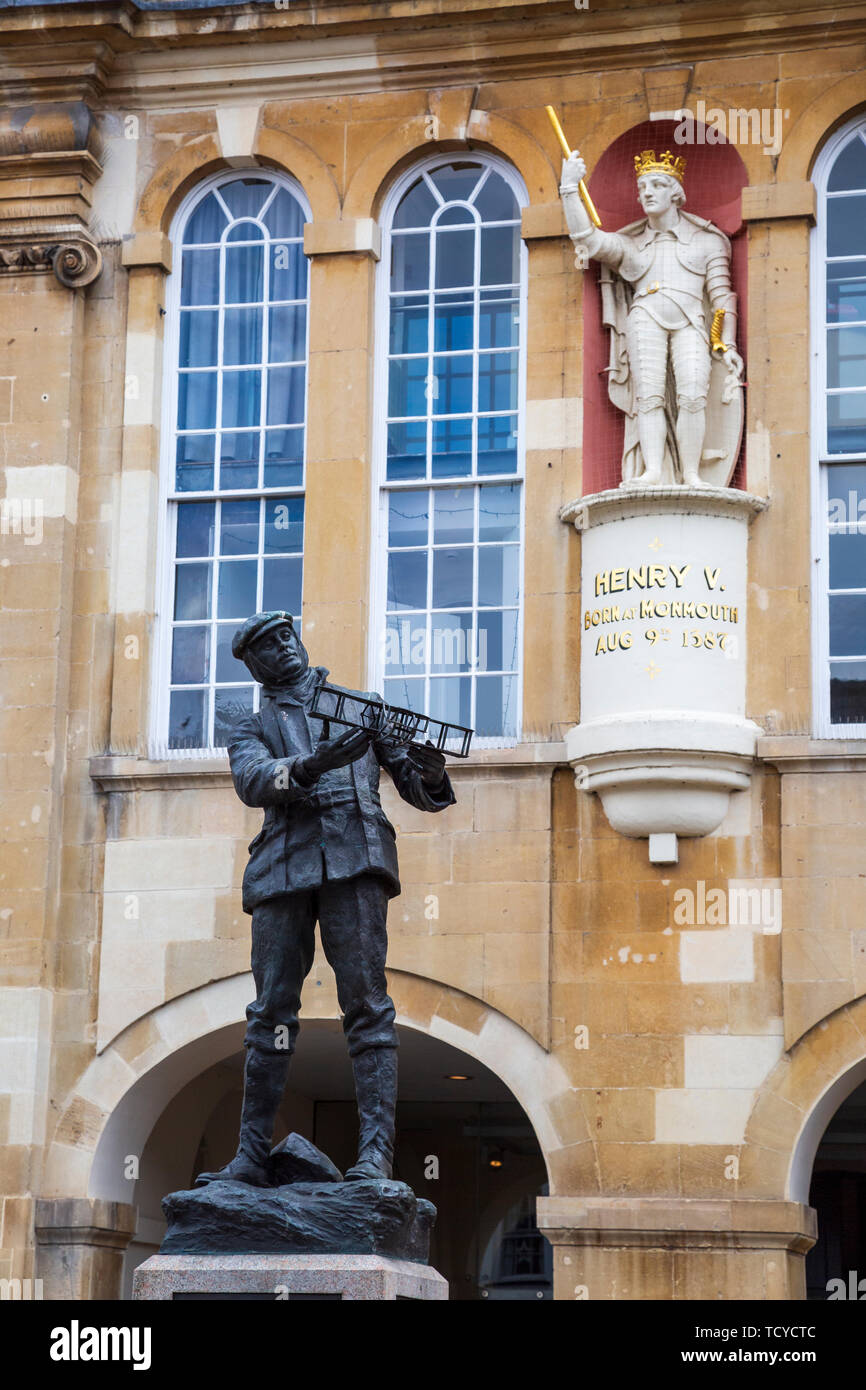 Eine Statue von Charles Rolls außerhalb Shire Hall in Monmouth, Wales Stockfoto