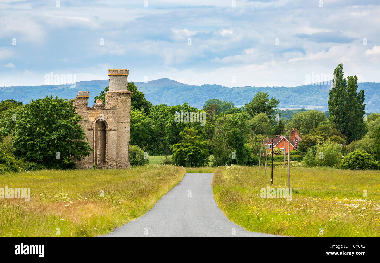 Die Malvern Hills mit Robert Adams Dunstall Castle Torheit in Dunstall gemeinsam in Worcestershire, England Stockfoto