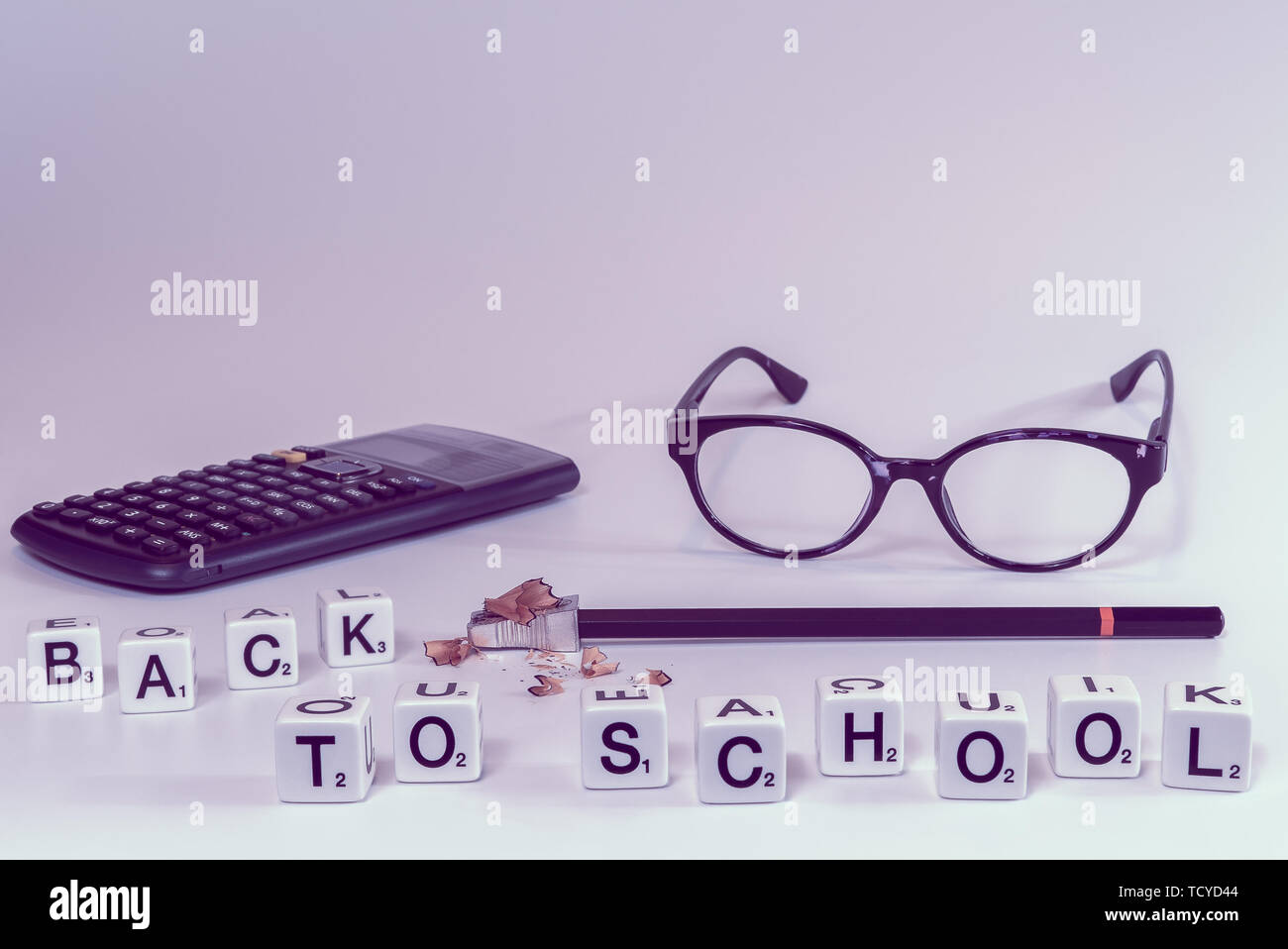 Vorderansicht von Schulmaterial mit Scrabble Buchstaben Rechtschreibung der Wörter zurück zu Schule in girly rosa Farbtönen - Begriff der Student Stockfoto