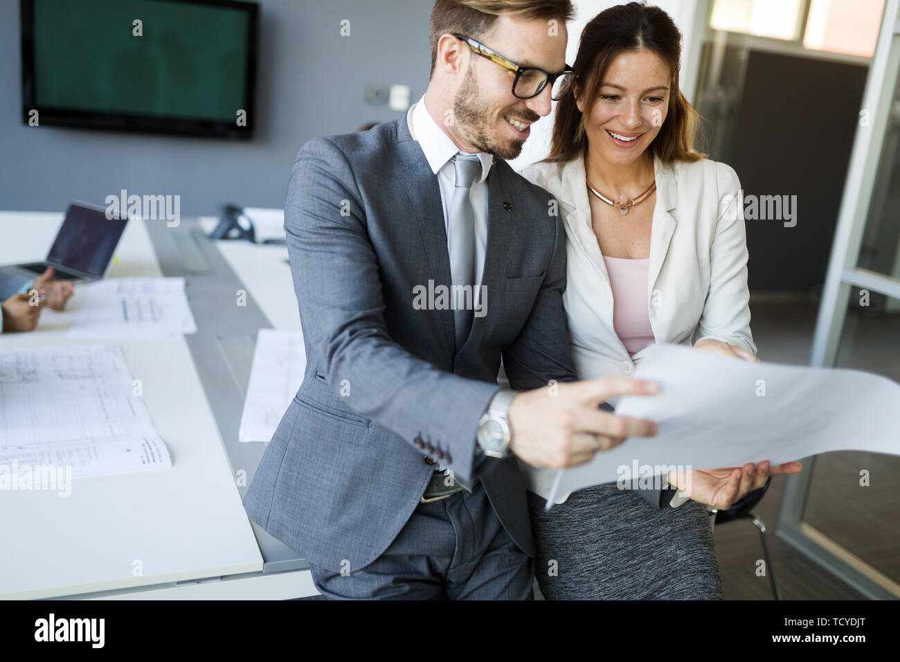 Bild von Kollegen sprechen in Office Stockfoto