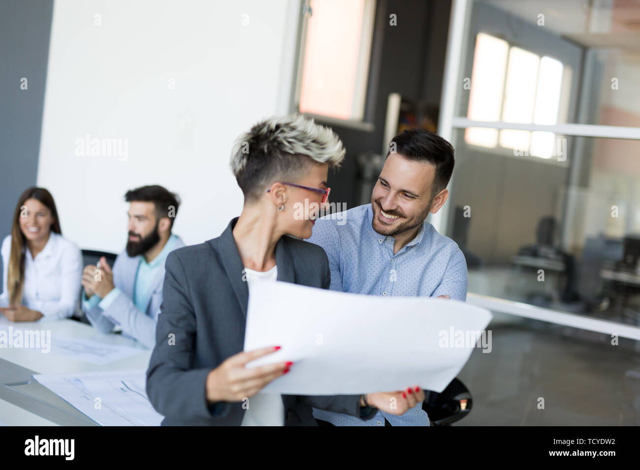 Bild von Kollegen sprechen in Office Stockfoto
