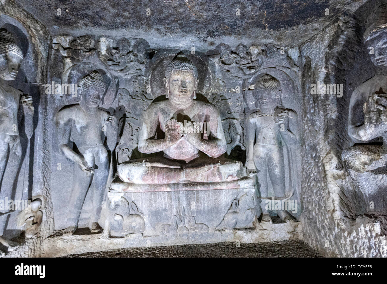 Buddha in der oberen Ebene, Hirsche und Apsaras, Cave 6, Ajanta Höhlen, Mumbai, Maharashtra, Indien Stockfoto