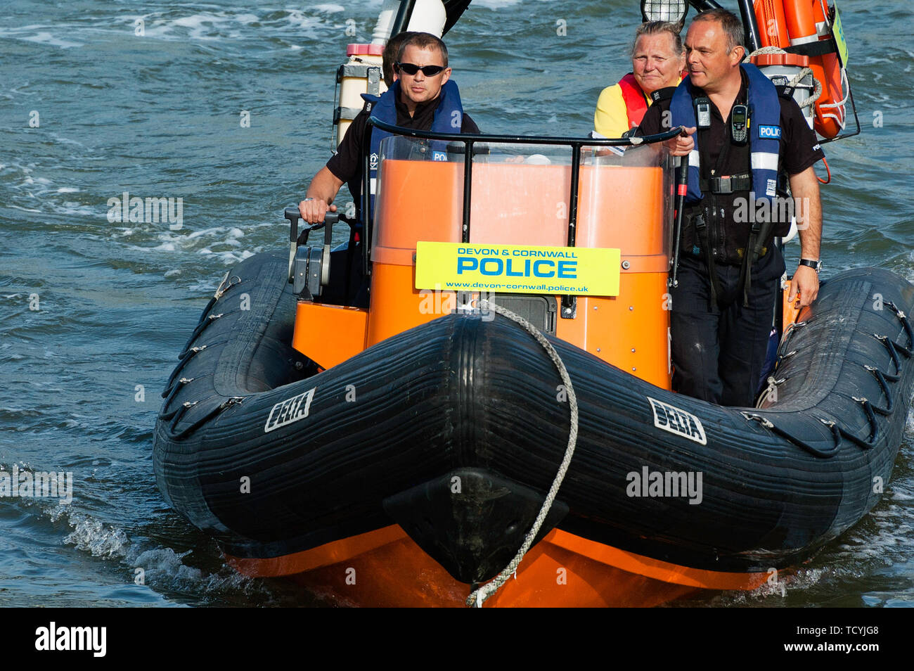 Devon und Cornwall Polizei aufblasbares Boot auf dem Fluss Dart in Dartmouth England Stockfoto