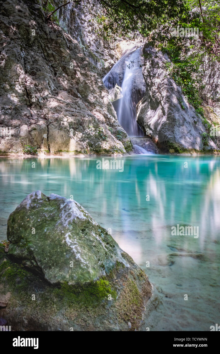 Schöne kleine Wasserfall Sentonina Staza auf Sentonas Trail im Wald zwischen Rabac und Labin Istrien, Kroatien Stockfoto