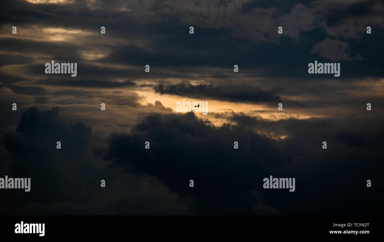Vor dem Regen, der Himmel, das Flugzeug. Stockfoto