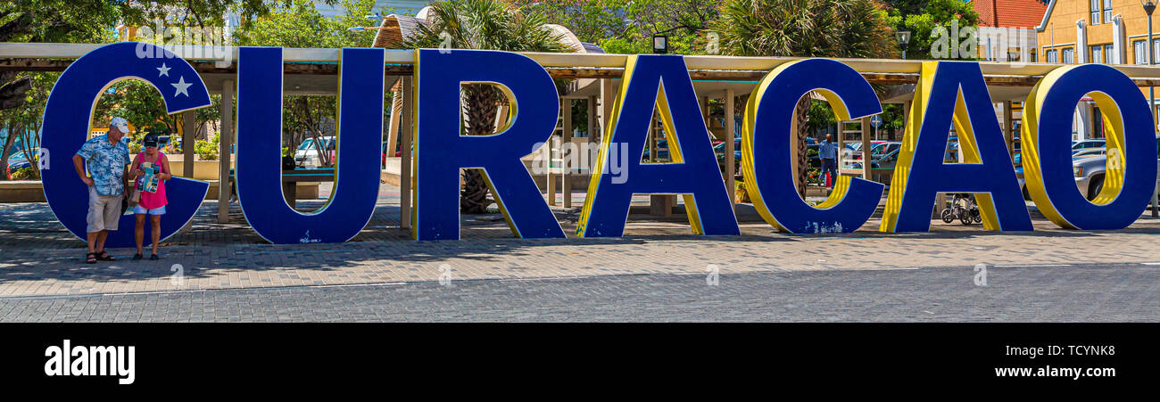 Touristen an den Blue Curacao Willemstad anmelden Stockfoto