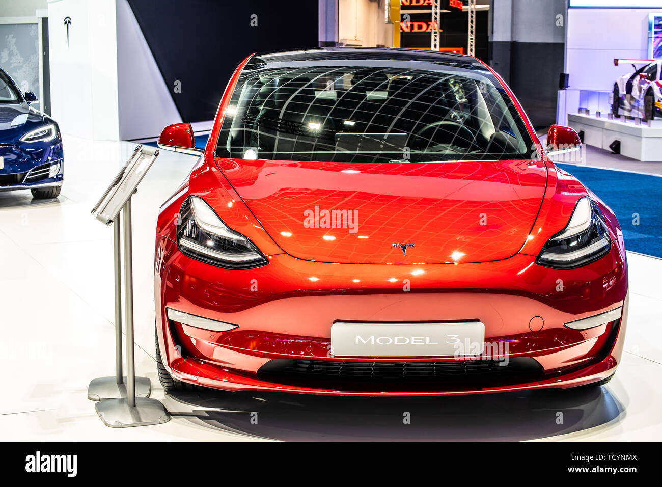 Brüssel, Belgien, 22.Januar 2019: metallic rot Tesla Modell 3 zu Brüssel Motor Show, vom amerikanischen Automobilhersteller Tesla produziert, Hauptgesellschafter Elon Musk Stockfoto