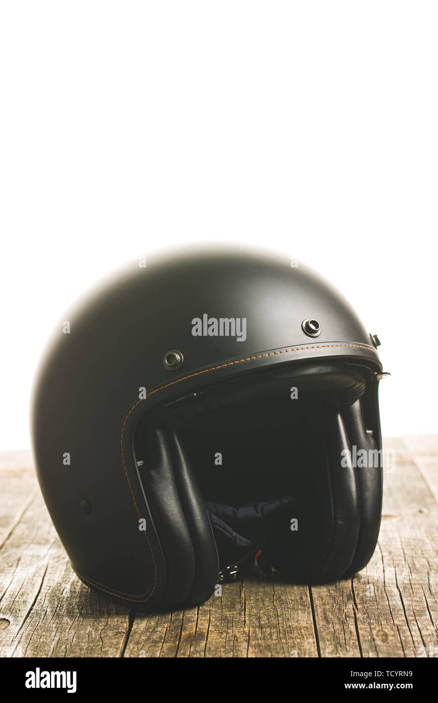Vintage offenes Gesicht Motorrad Helm auf Holztisch. Stockfoto