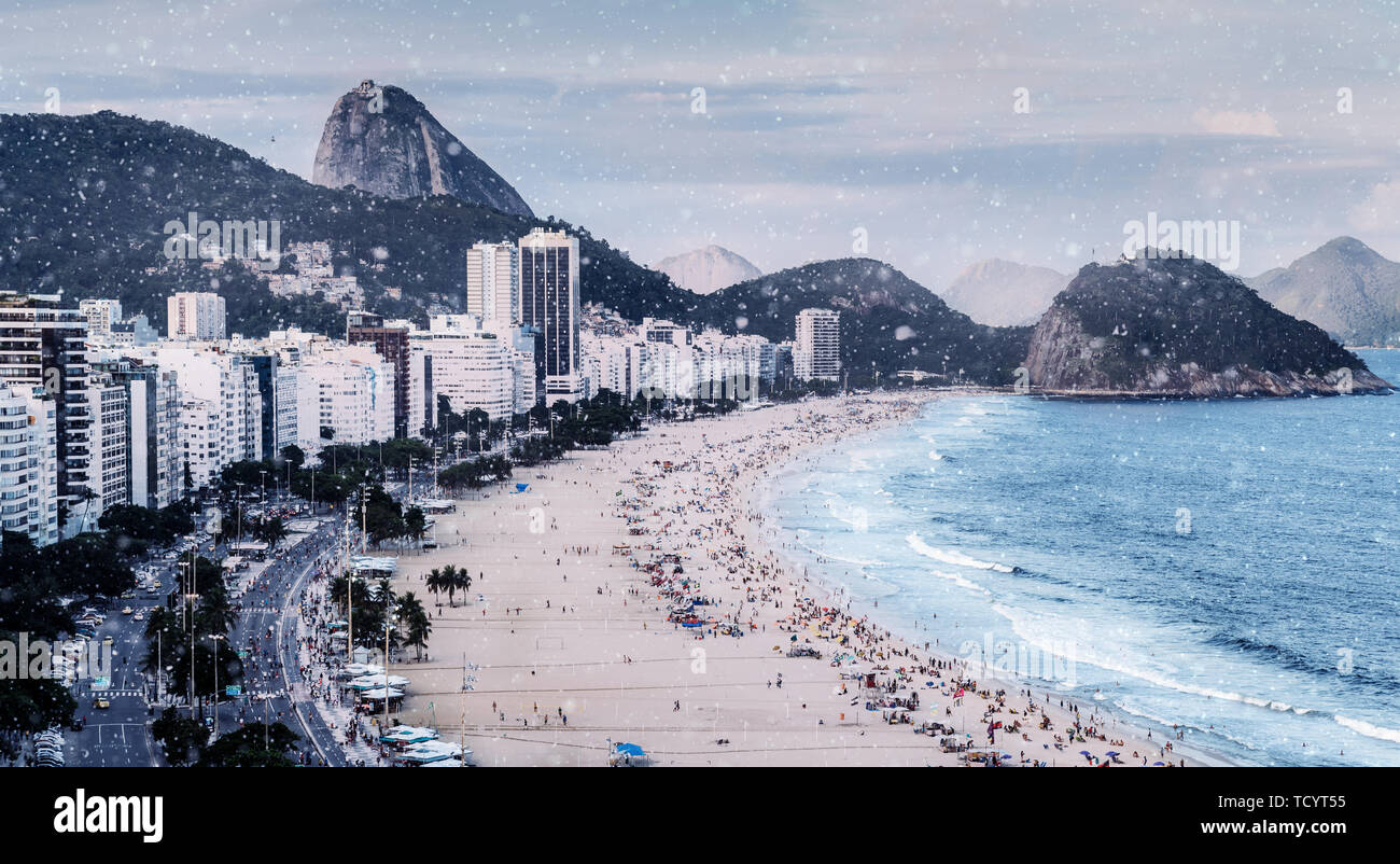 Digitale Manipulation von Copacabana, Rio de Janeiro, Brasilien bedeckt, Schneefall - Extreme Klimawandel Konzept Stockfoto