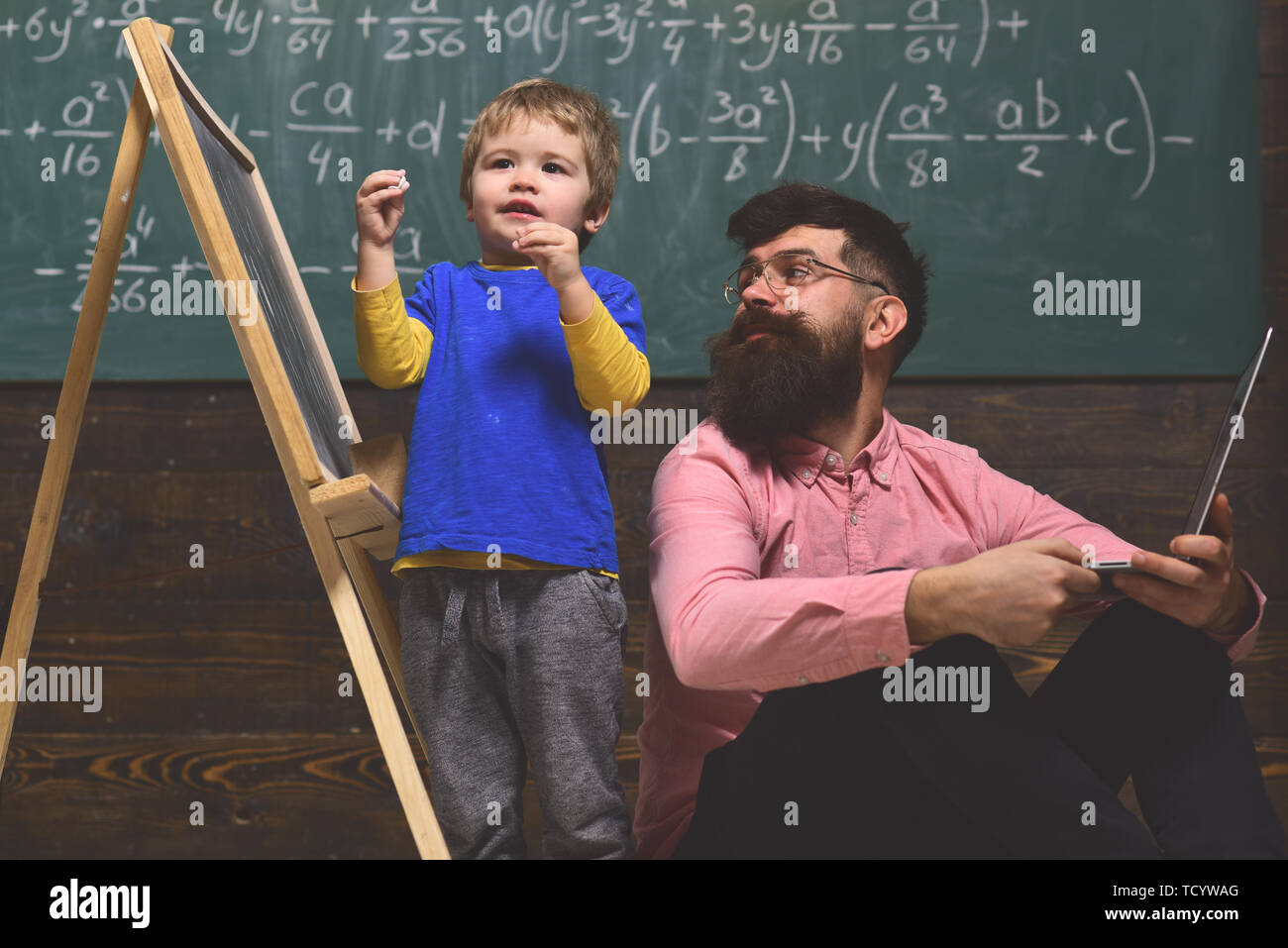 Business tutor Tippen auf Laptop am Arbeitsplatz im Klassenzimmer. Guter Lehrer Herausforderungen und inspiriert. Lehrer geben Privatunterricht Vorschule junge Stockfoto