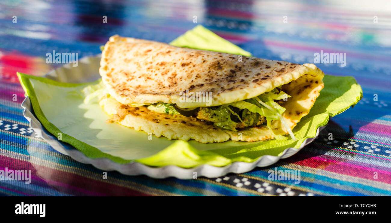 BBQ Chicken Sandwich mit Käse Brot Tortilla auf einen Street Food Markt Stockfoto