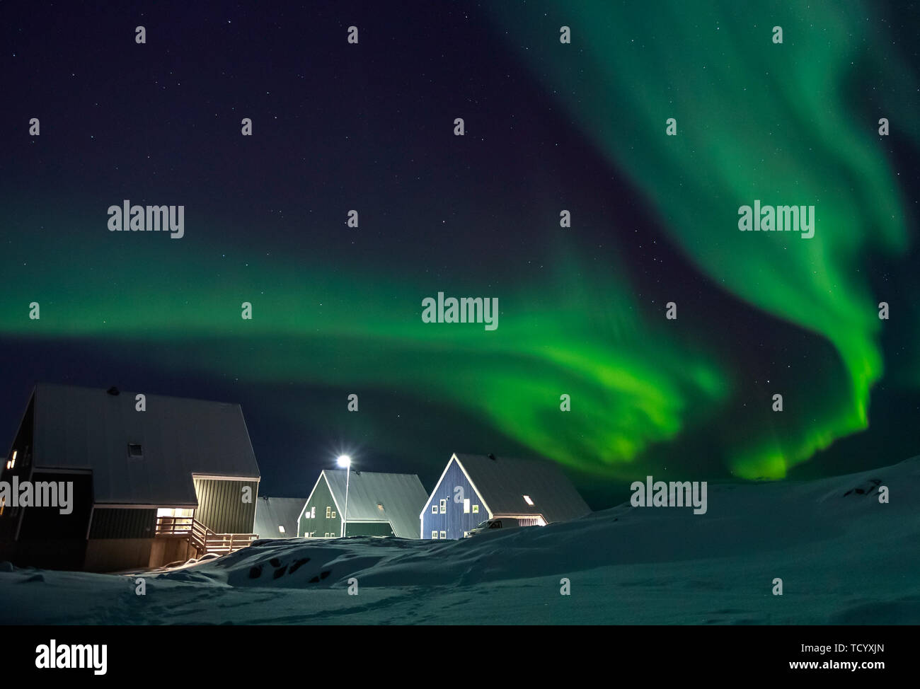 Arctic Village und grünen Wellen von Northern Lights über Inuit Häuser, in einem Vorort von Nuuk, Grönland Stockfoto