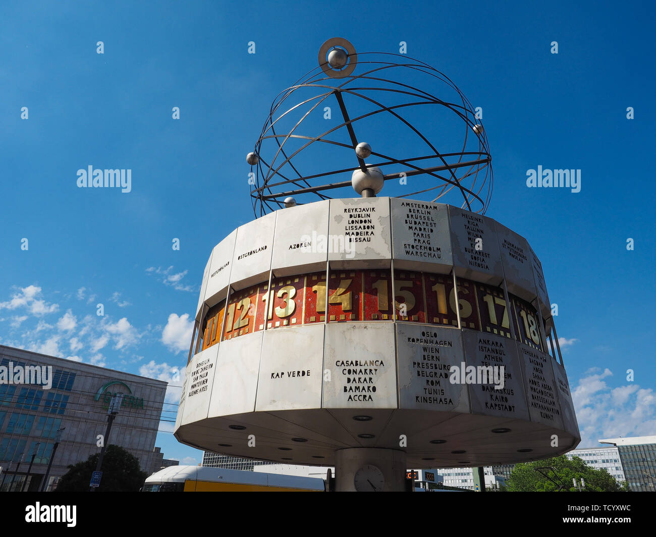 BERLIN, DEUTSCHLAND - ca. Juni 2019: Urania Weltzeituhr (Urania Weltzeituhr) in Alexanderplatz Stockfoto
