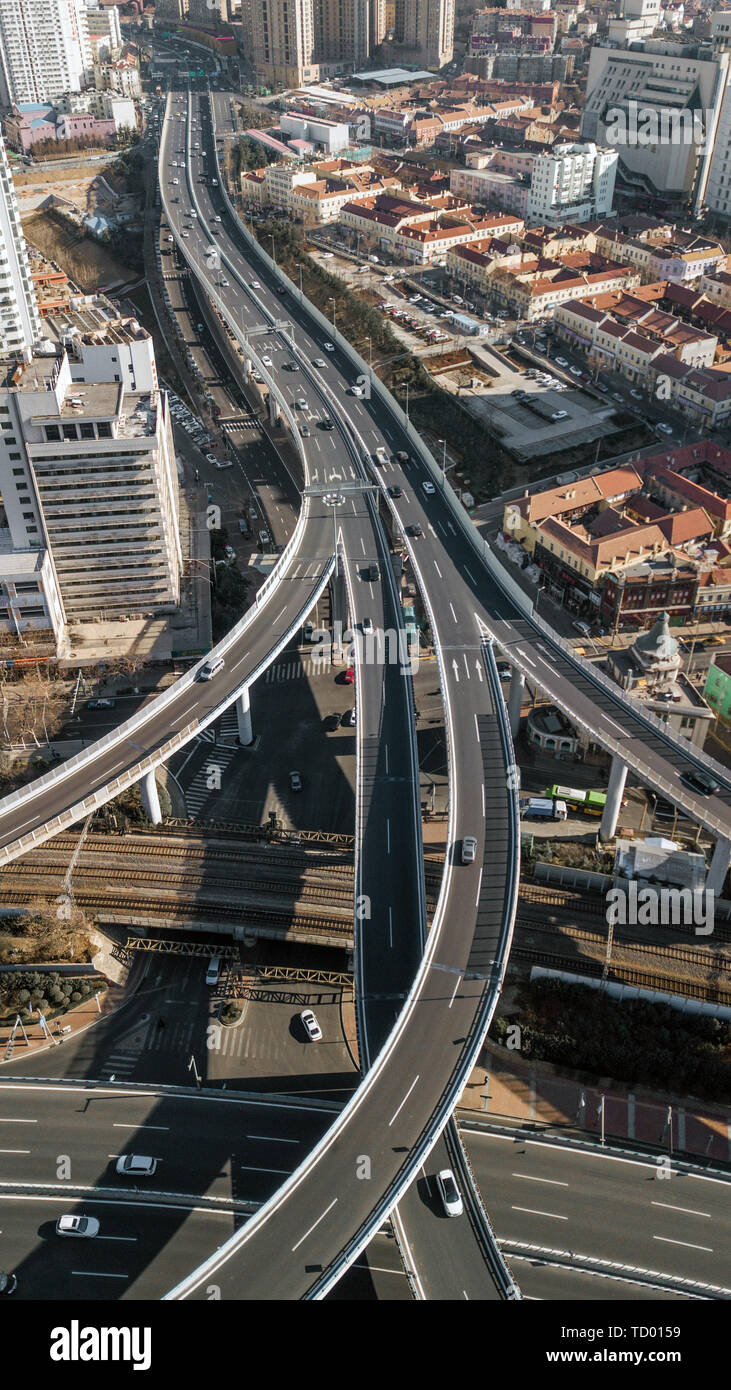 Qingdao Xinguan Viadukt, im Jahr 2015 eröffnet, ein weiteres Verkehrsader der Stadt eröffnet, Kennzeichnung der wichtigsten städtischen Gebiet von Qingdao. "Drei Längs- und vier horizontal" ein weiterer grosser Schritt in den Bau der Schnellstraße Netzwerk unternommen. Als die Drohne fliegt 300 Meter, der kohärente erhöhte Straße windet sich vor uns auf. Stockfoto