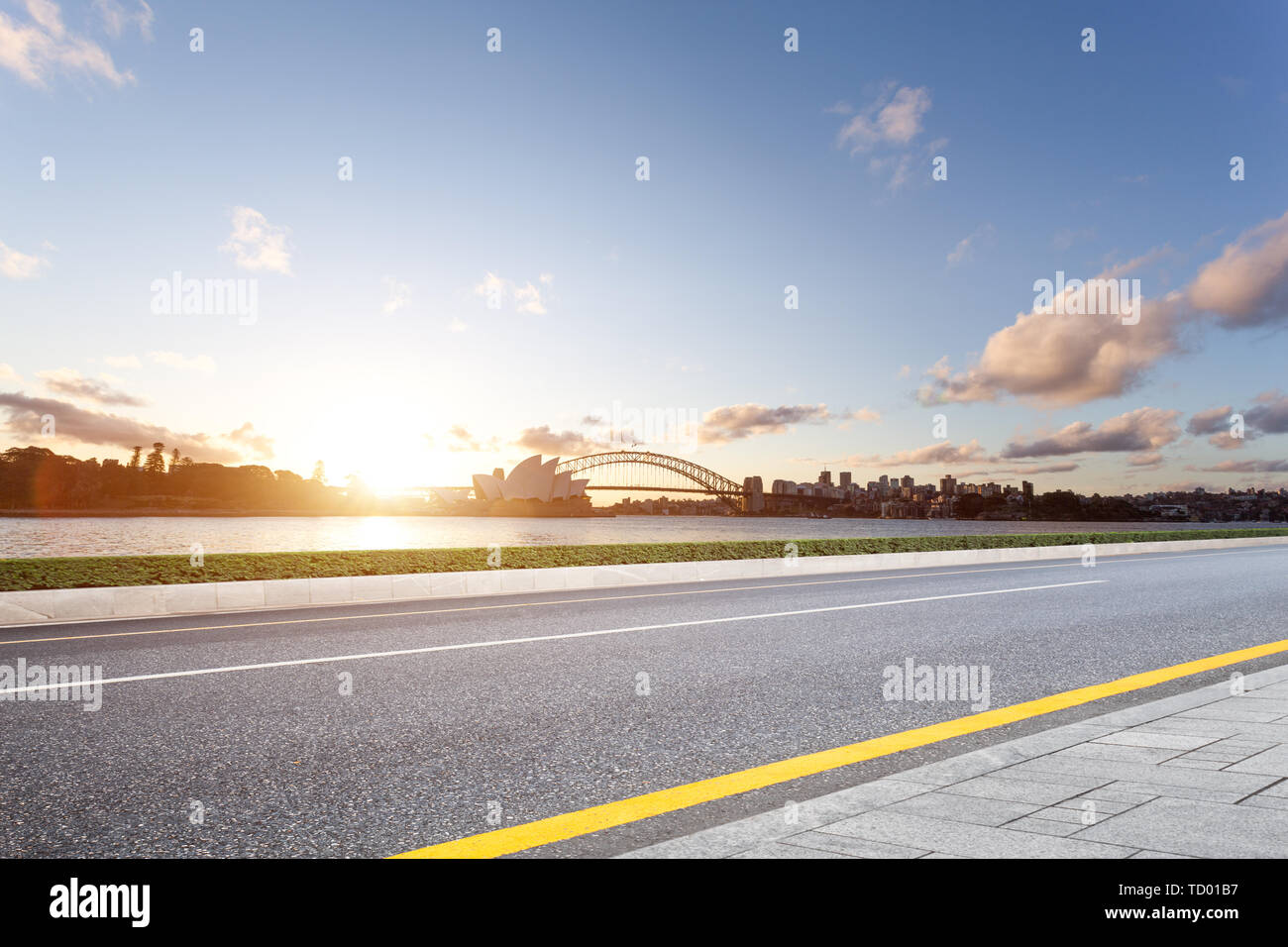 Leere Straße mit Sydney Opera House und die Brücke Stockfoto