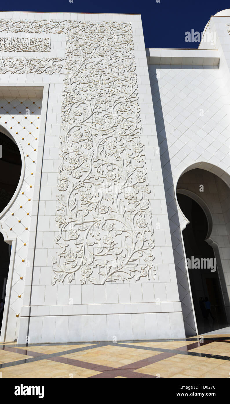 Islamische Wandreliefs, am Eingang des schönen Sheikh Zayed Moschee in Abu Dhabi. Stockfoto
