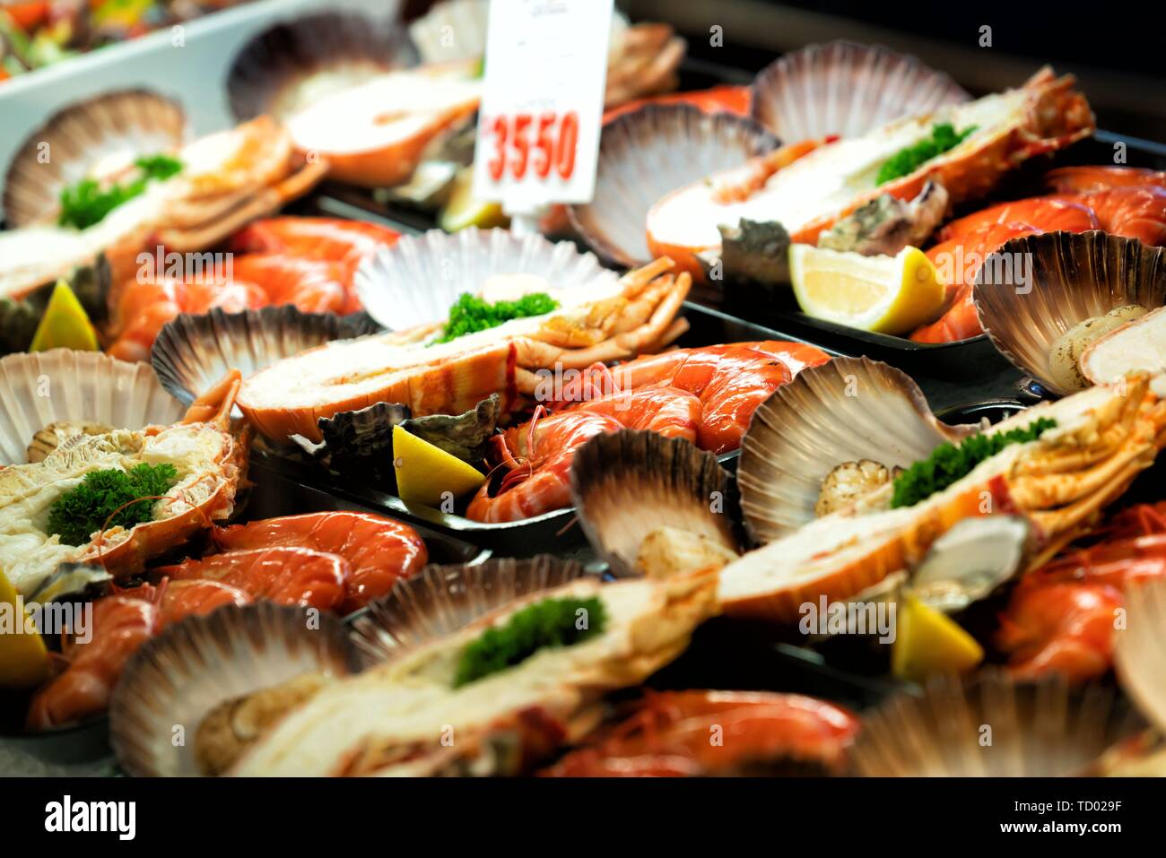 Auf Platte mit Meeresfrüchten in der Nähe mit Preis Stockfoto