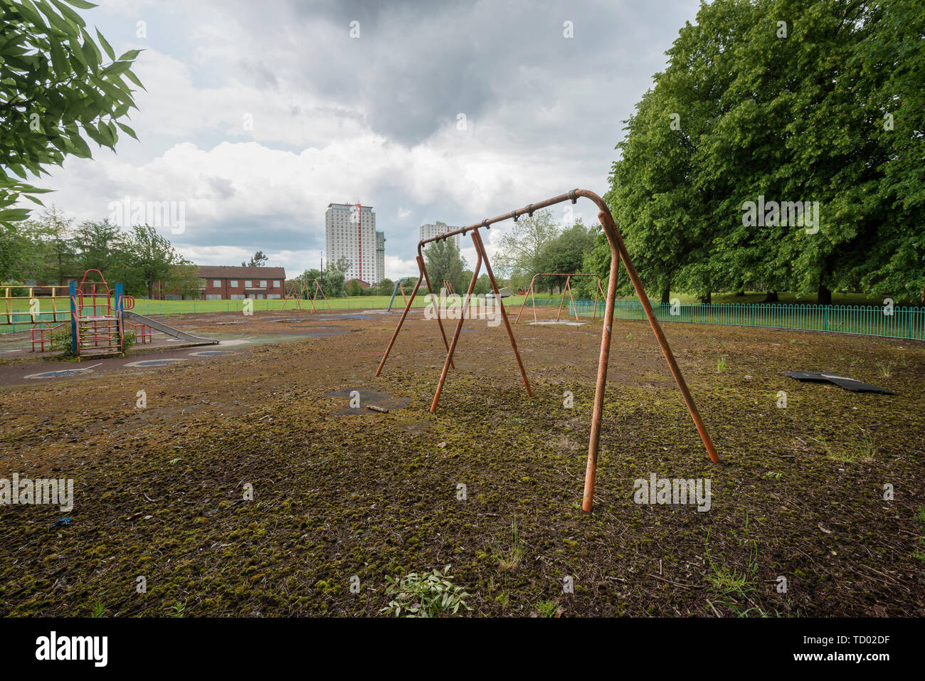 Eine vernachlässigte Spielplatz auf der High Street Immobilien Bereich von Pendleton in Salford. Stockfoto