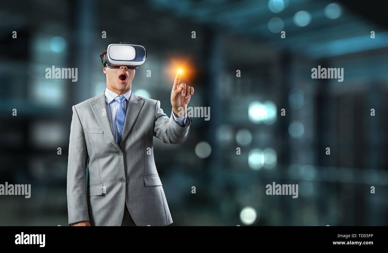 Virtuelle Realität erleben. Technologien der Zukunft. Mixed Media Stockfoto