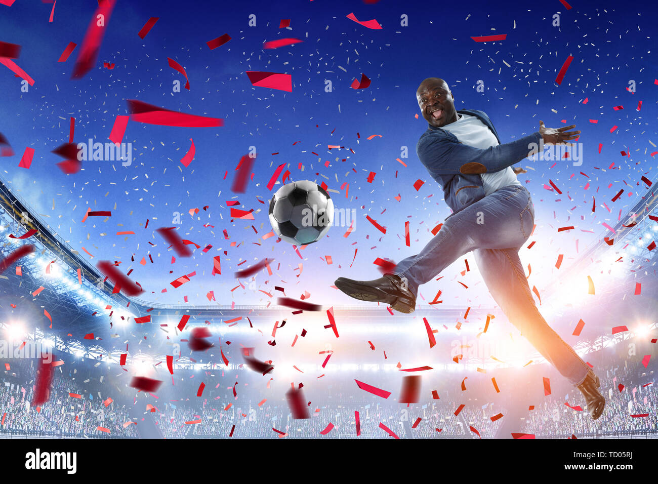 Schwarzer Mann spielt seine beste Fußball-Match. Mixed Media Stockfoto