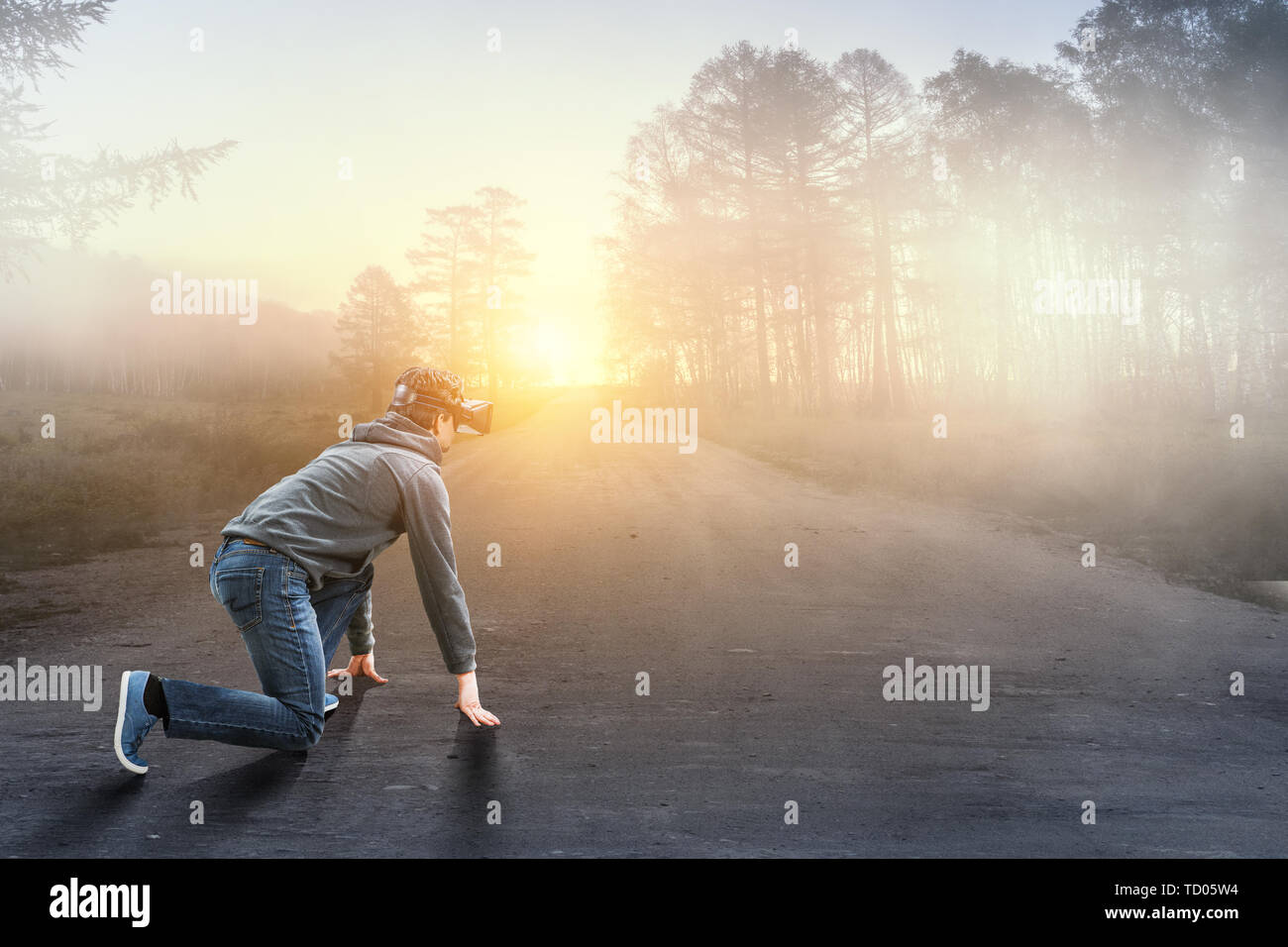 Junge Menschen in der virtuellen Realität. Mixed Media Stockfoto