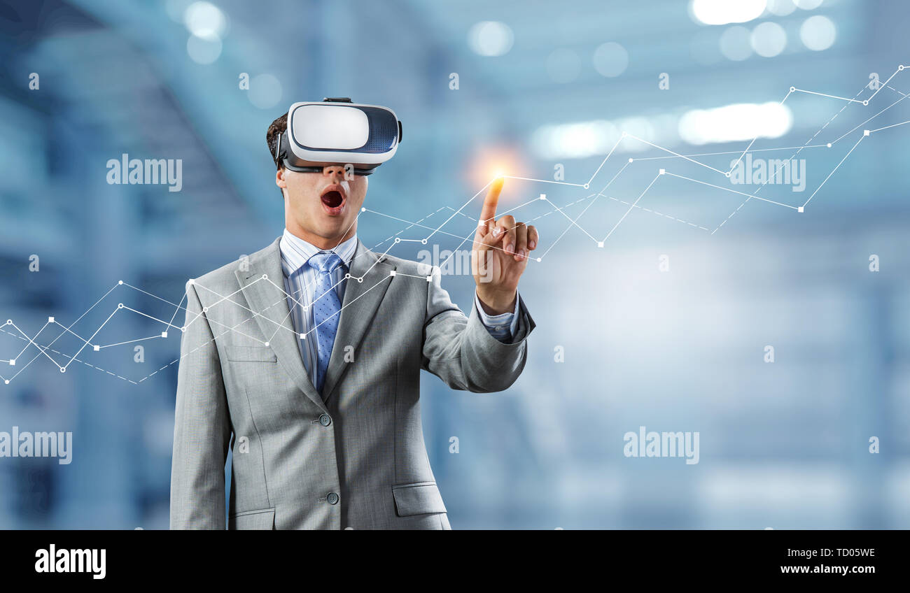 Virtuelle Realität erleben. Technologien der Zukunft. Mixed Media Stockfoto