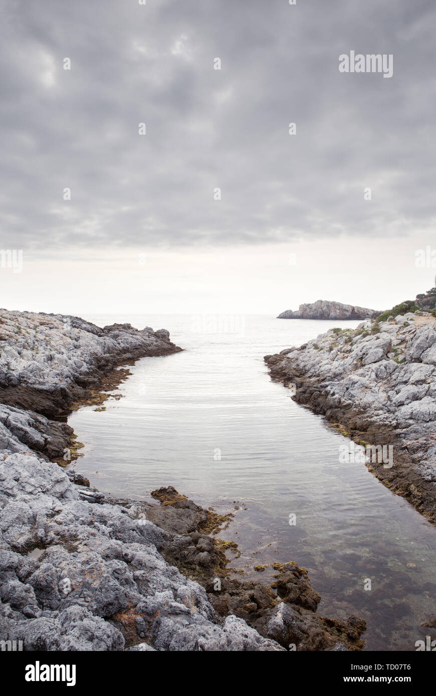 Felsigen Strand in Spanien mit Blick auf das Meer, wie die Sonne untergeht Stockfoto