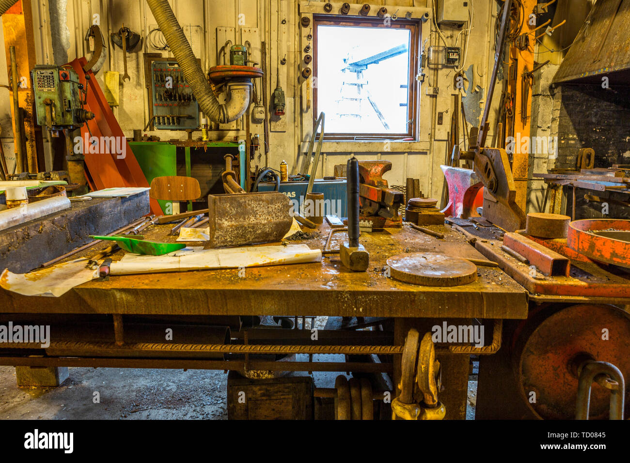 Mix aus klassischen und modernen Werkzeuge bei der Arbeit in der U-Bahn station Coal Mine Nummer 4 in Longyearbyen Svalbard Stockfoto