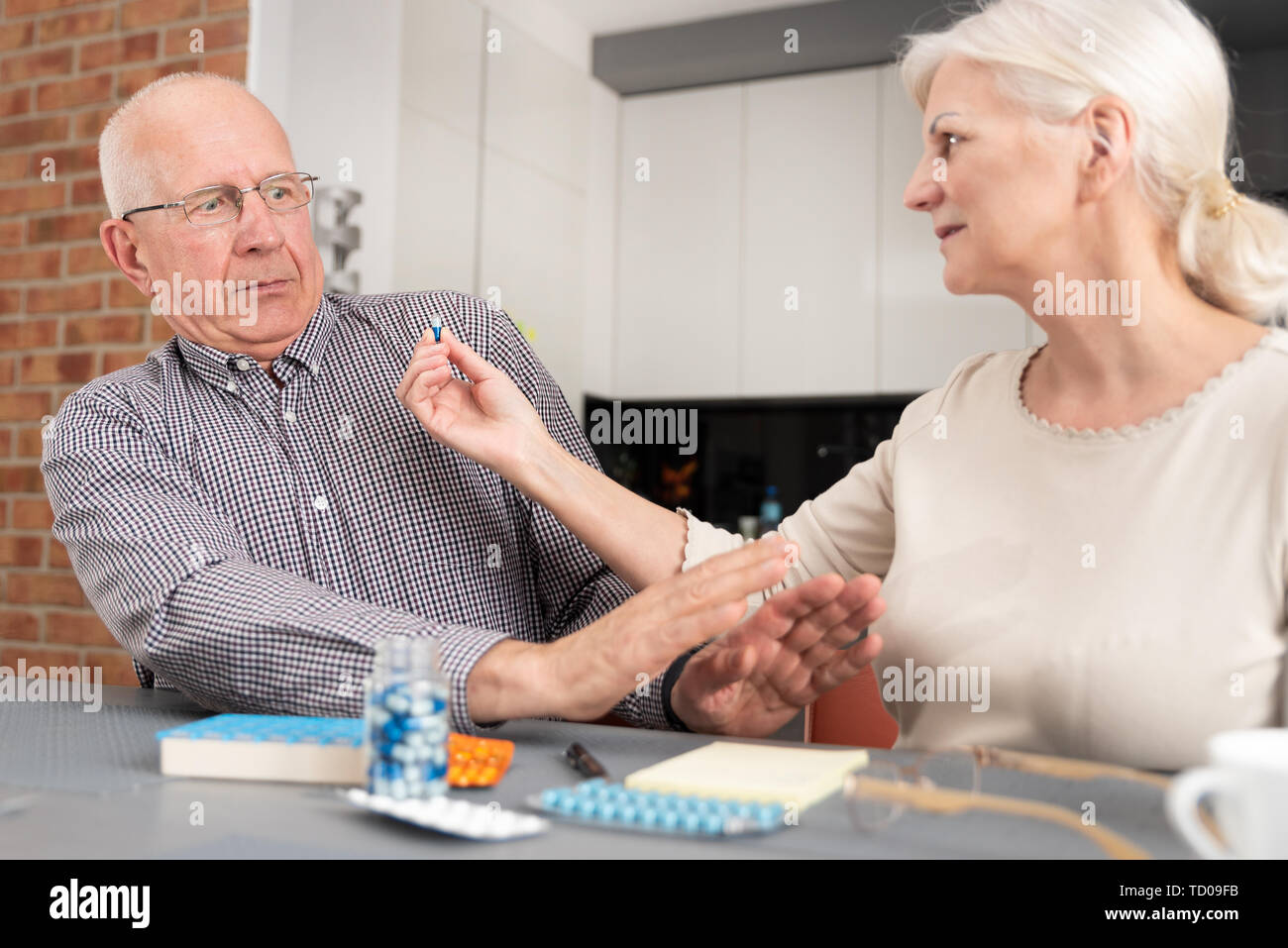 Älterer mann nicht will, Medizin zu nehmen. Ältere Menschen health care Konzept Stockfoto