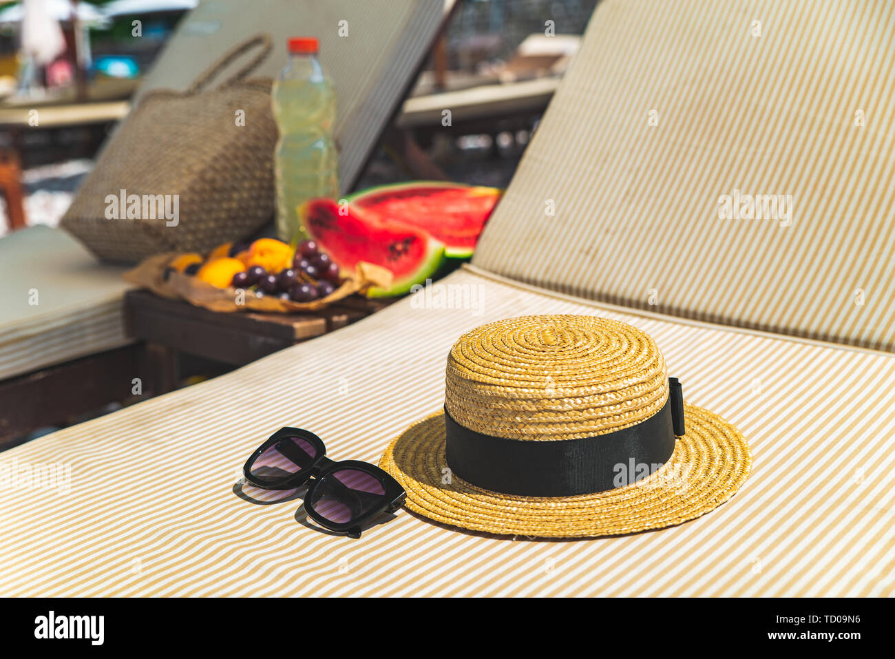 Hut mit Sonnenbrille auf Sun mehr. Obst auf dem Tisch. Sommer Urlaub Stockfoto