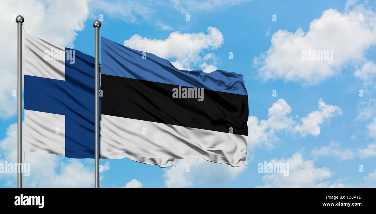 Finnland und Estland Flagge im Wind gegen Weiße bewölkt blauer Himmel zusammen. Diplomatie Konzept, internationale Beziehungen. Stockfoto