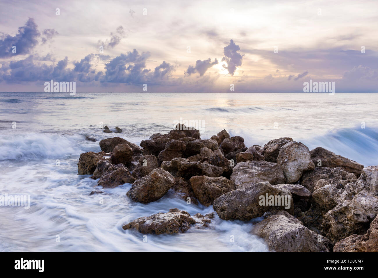 Felsen entlang Neapel Strand bei Sonnenuntergang, Naples, Florida, USA Stockfoto