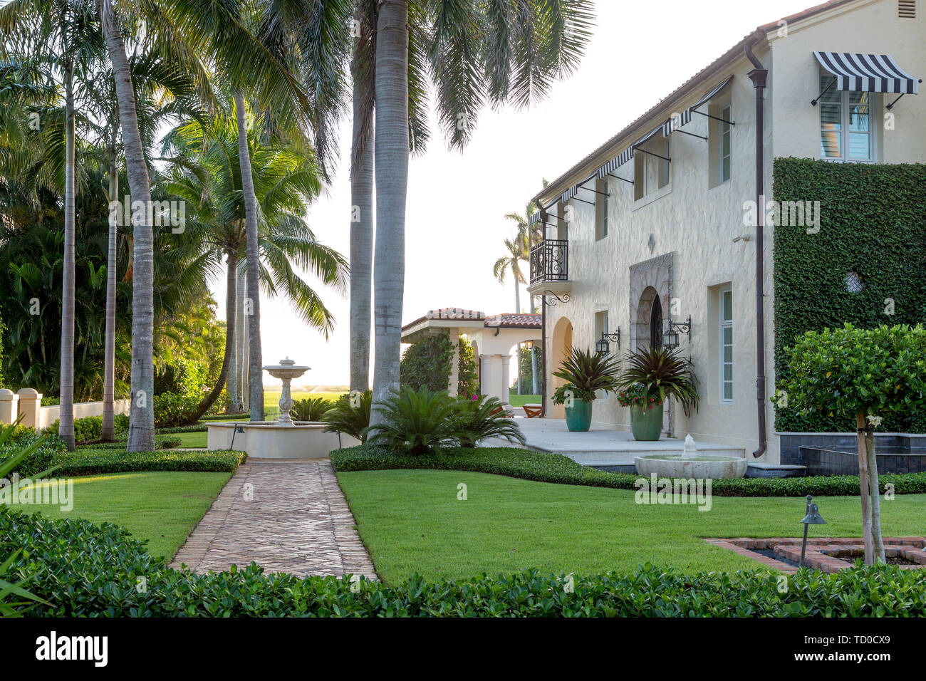 Seite Garten und Wohnraum im Freien auf Luxus Home, Naples, Florida, USA Stockfoto