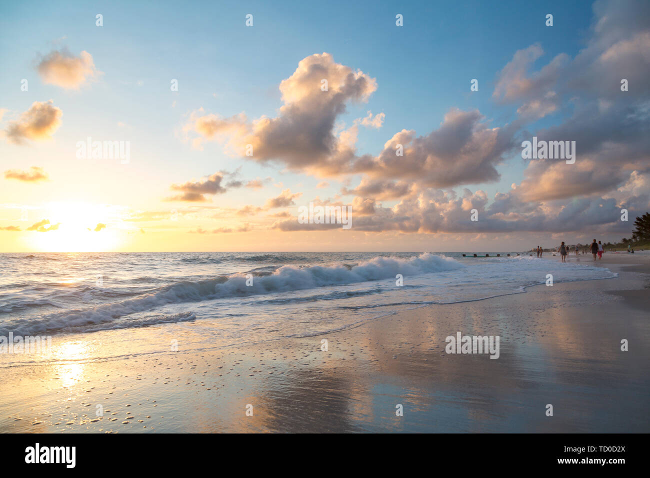 Sonnenuntergang am Strand von Naples über den Golf von Mexiko, Naples, Florida, USA Stockfoto