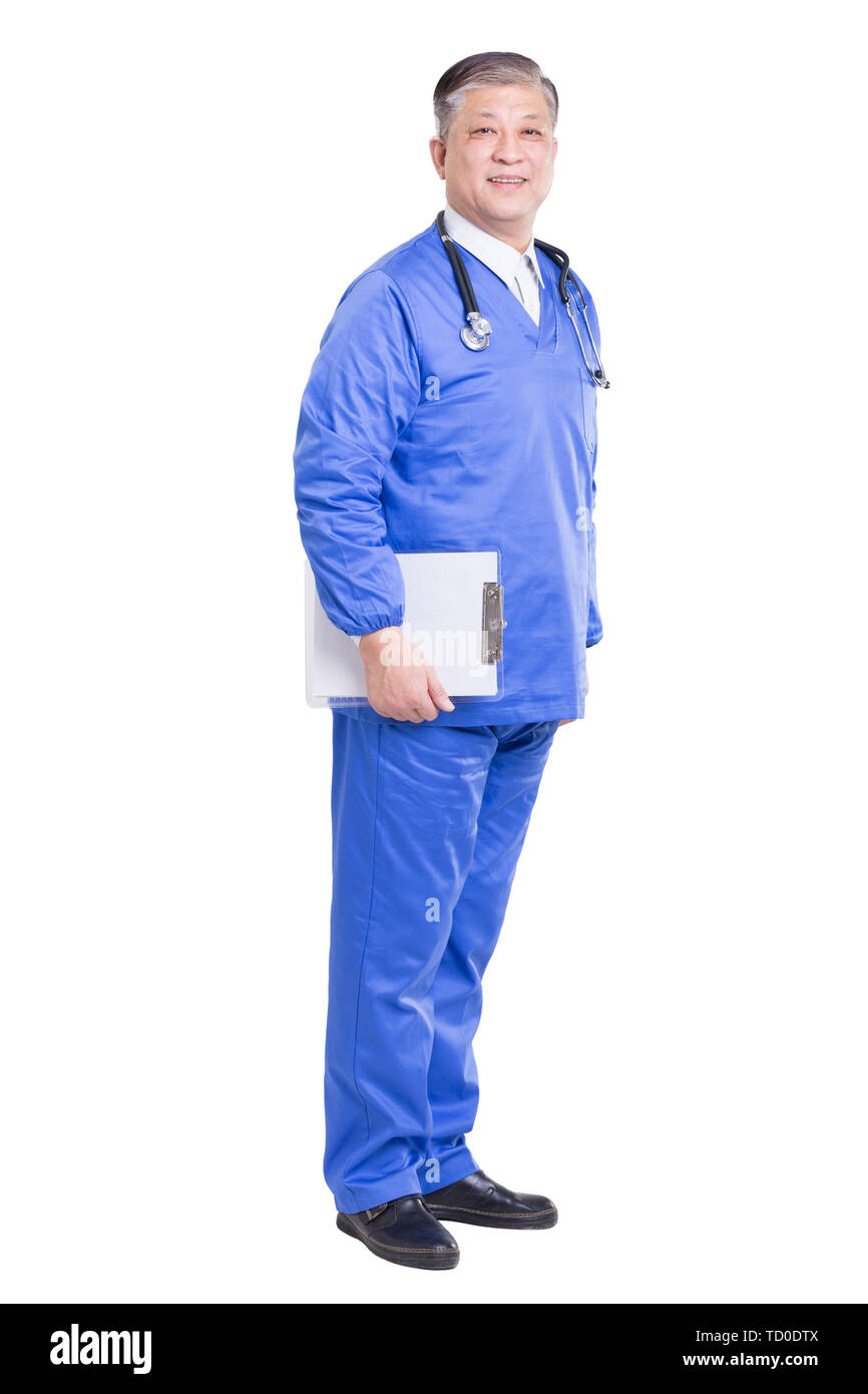 Asiatische alter Mann Arzt in blauer Uniform mit Stethoskop und clipbo Stockfoto