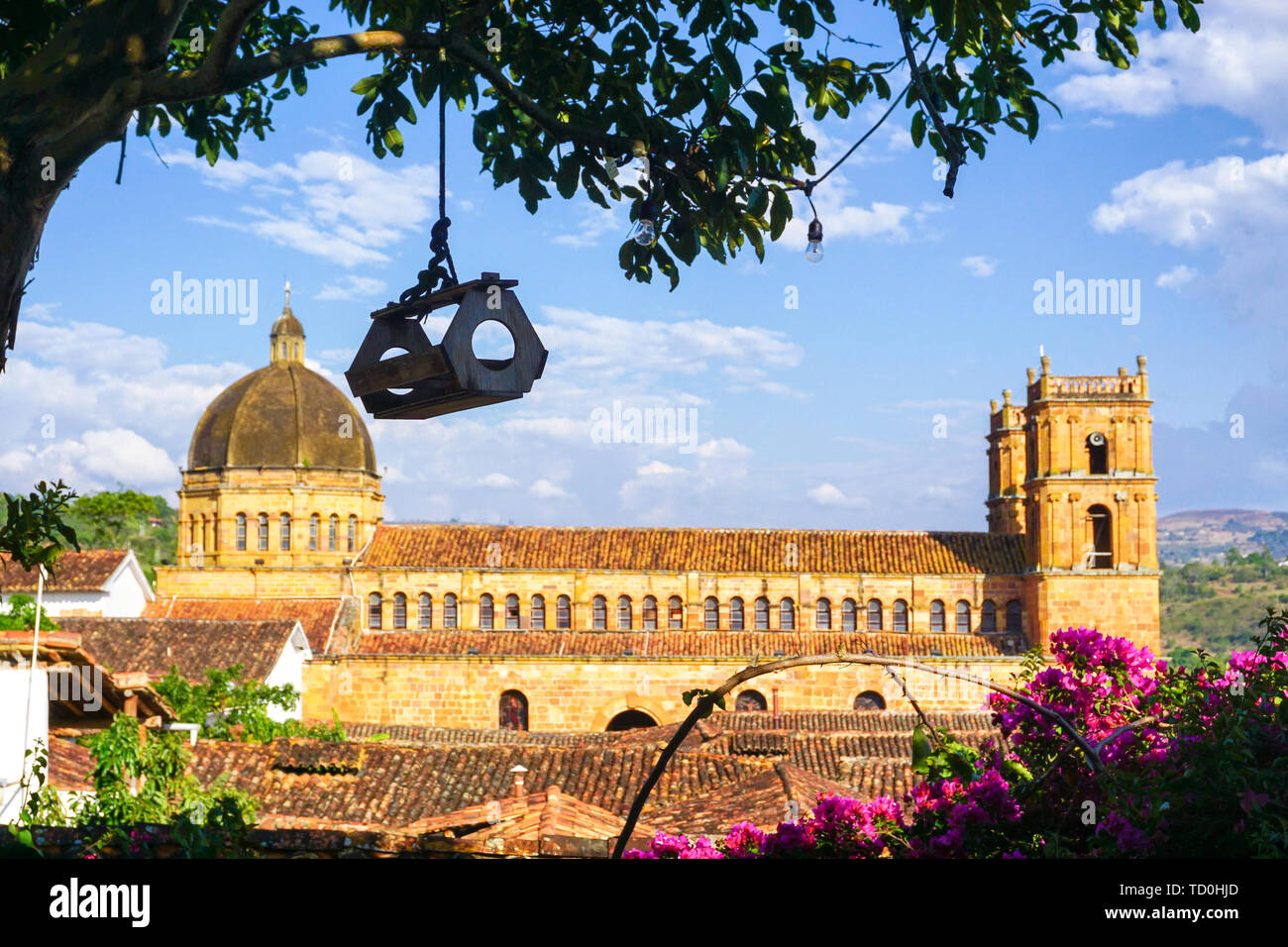 Schöne alte Kirche Blick von einem Baum in Barichara, Kolumbien gerahmt Stockfoto