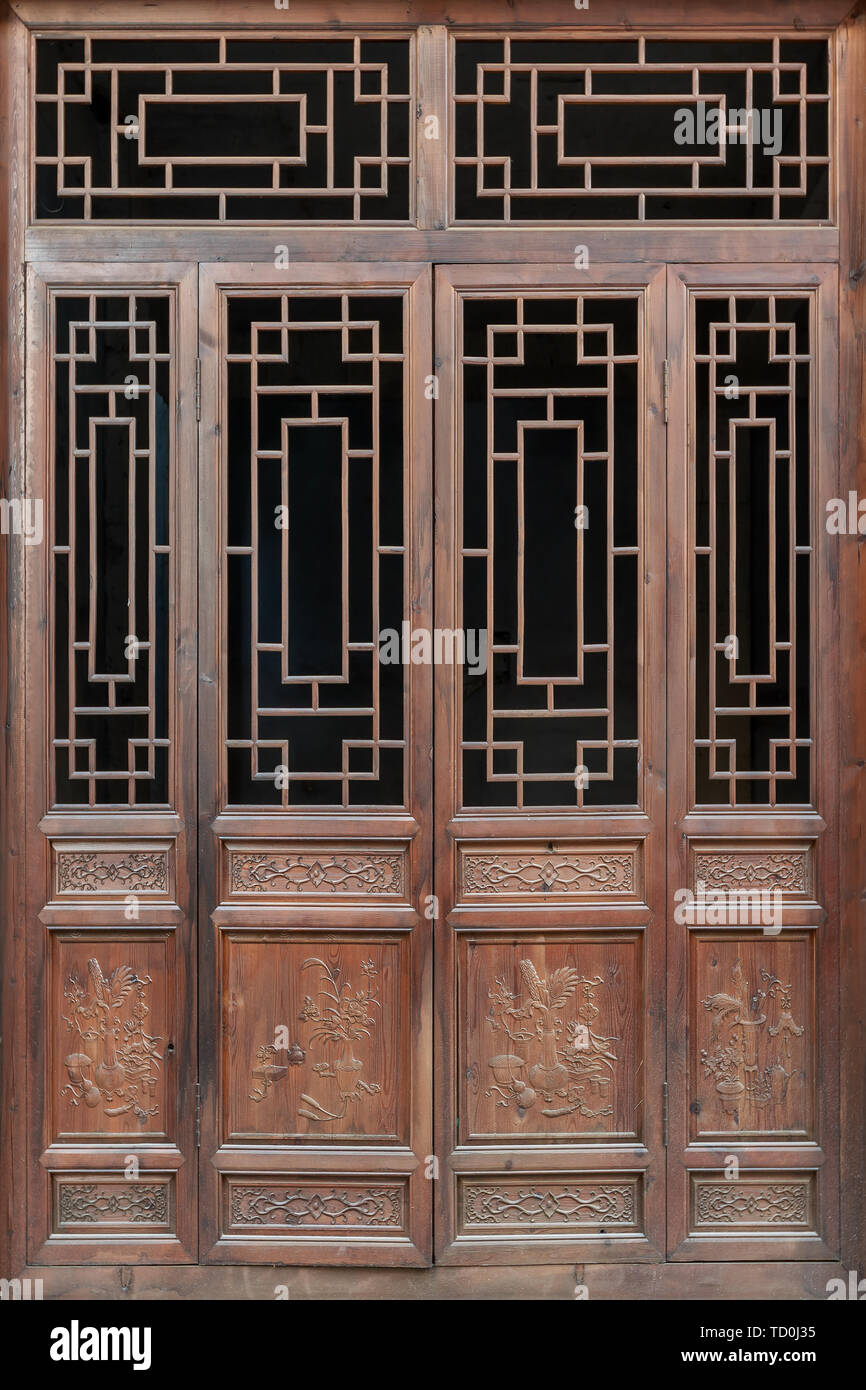 Klassische Massivholz Türen und Fenster der chinesischen Architektur Stockfoto